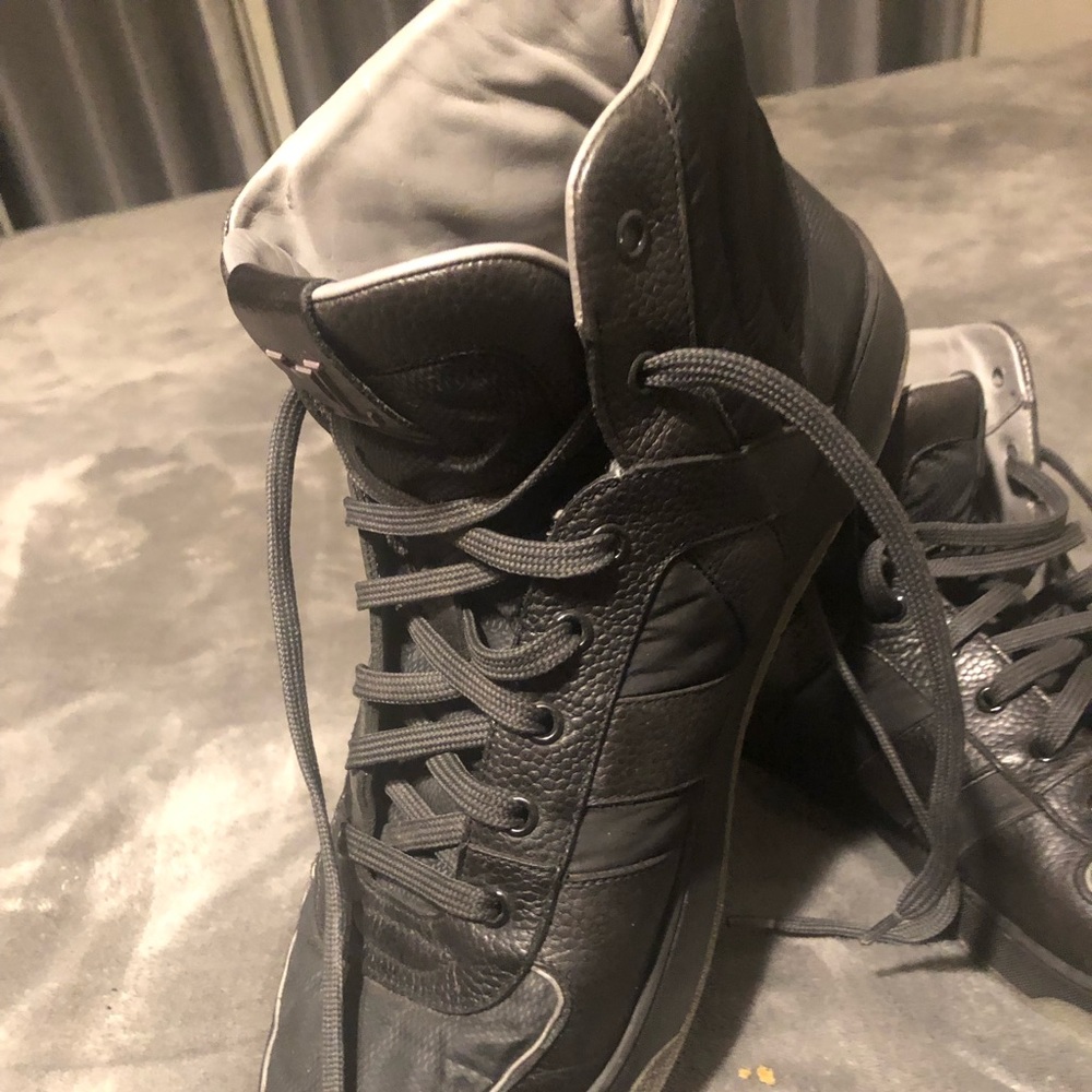 Louis Vuitton Sneakers - Picture 3 of 6